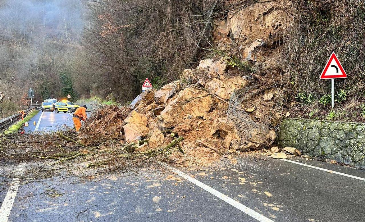 Maltempo, una maxi-frana blocca la statale in Lunigiana: disagi per la viabilità