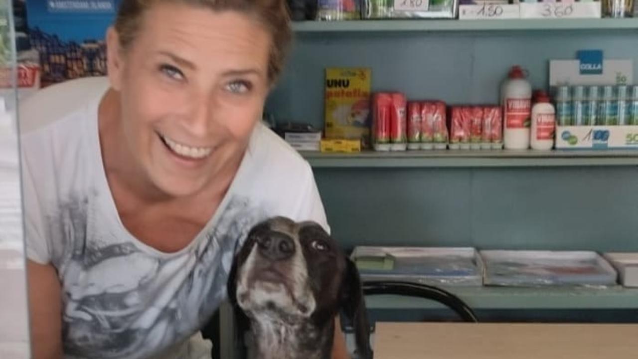 Cinzia nella sua edicola "Al Kiosk"