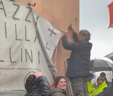 Lucca, via Salicchi ora è ok: tolti gli striscioni di protesta esposti dal 2000<br type="_moz" />
