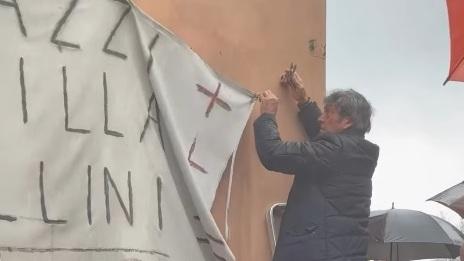 Lucca, via Salicchi ora è ok: tolti gli striscioni di protesta esposti dal 2000<br type="_moz" />