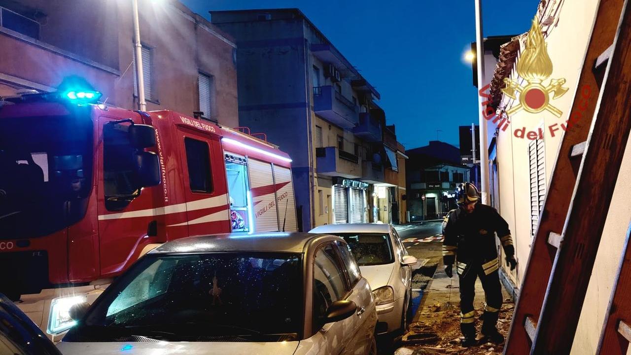 Paura all’alba in pieno centro, crolla il tetto di un’abitazione: donna viva per miracolo
