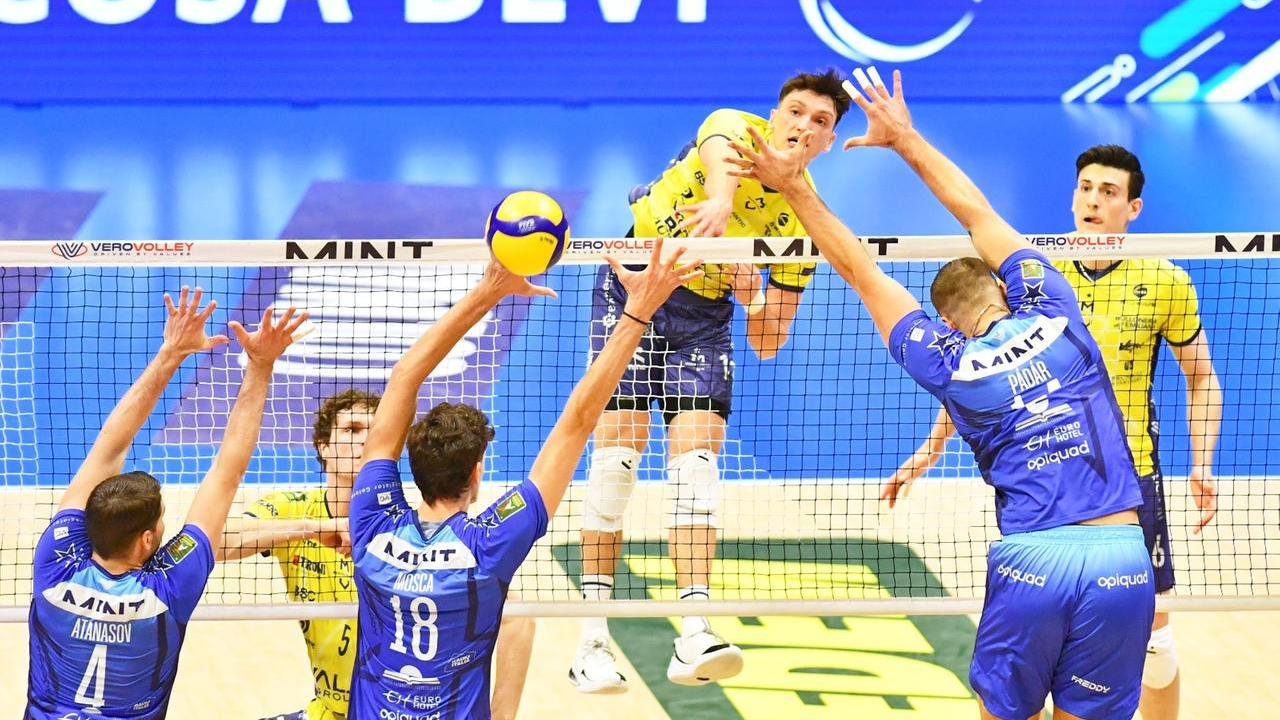 Un attacco di Luca Porro 21enne schiacciatore di Modena Volley
