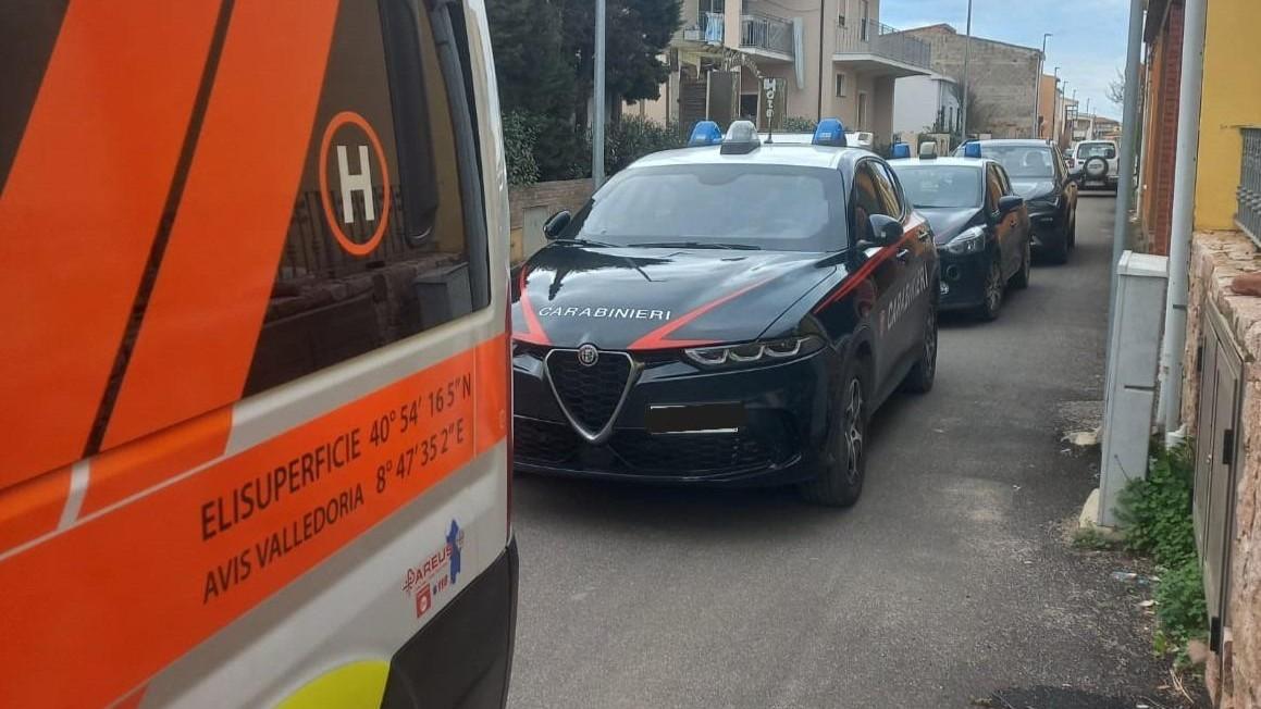 Il pentolino sul fuoco, le fiamme la caduta: si frattura il femore e rimane intrappolata nel fumo