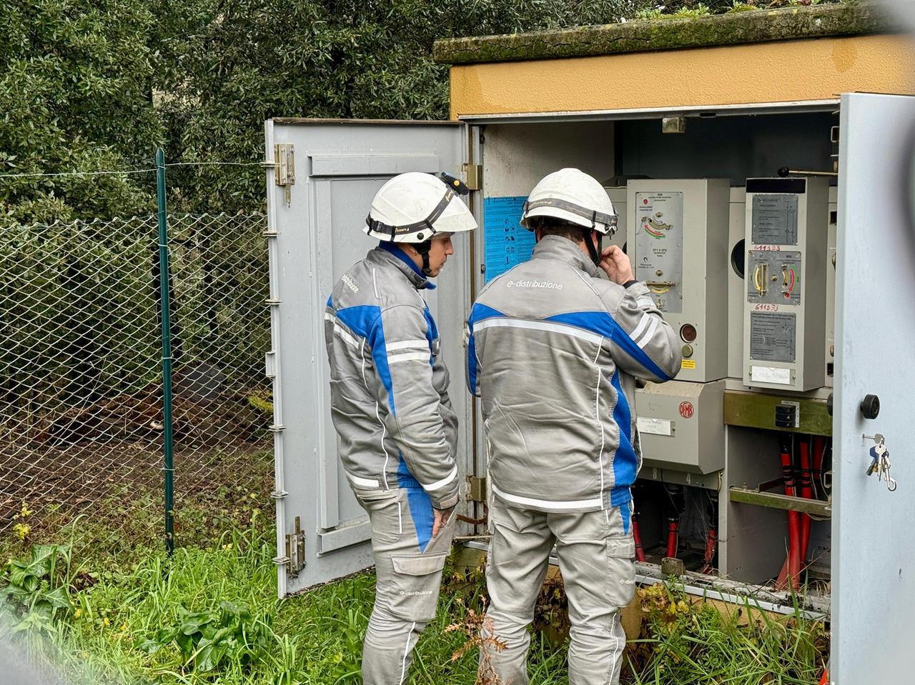 I tecnici di E-Distribuzione al lavoro (foto Nucci)