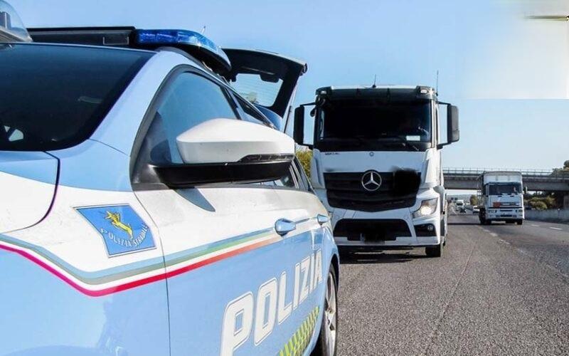 Trovato in autostrada A1 con un semirimorchio rubato: camionista denunciato