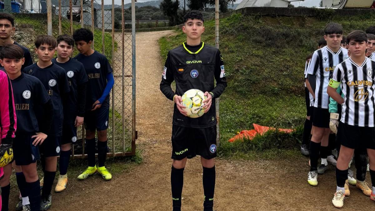 Samuele Isoni, 14 anni, debutta come arbitro: è tra i più giovani in Sardegna