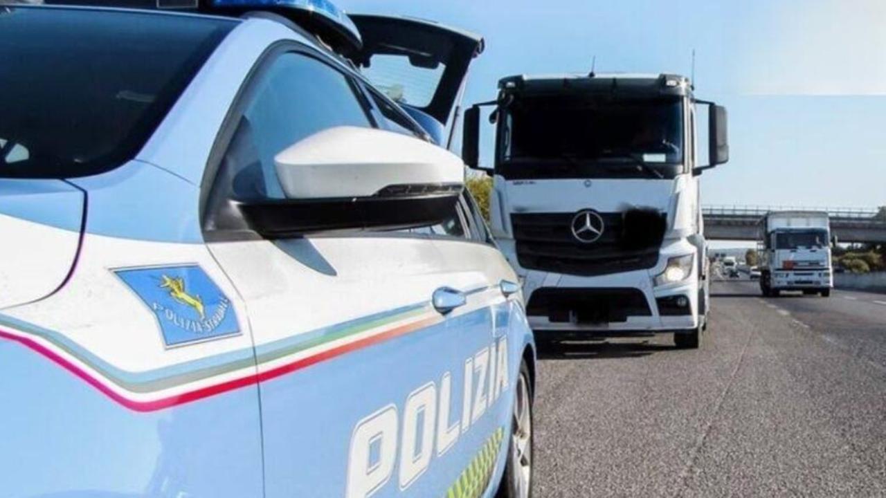 
	La polizia stradale di Reggio ha denunciato il camionista

