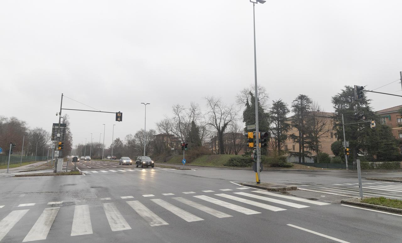 Ciclista investito all’incrocio con viale Italia e portato in ospedale: era una messa in scena