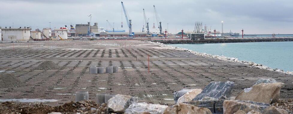 
	L&rsquo;area dove sta nascendo la Darsena Europa, tra il canale di accesso al porto e lo Scolmatore

