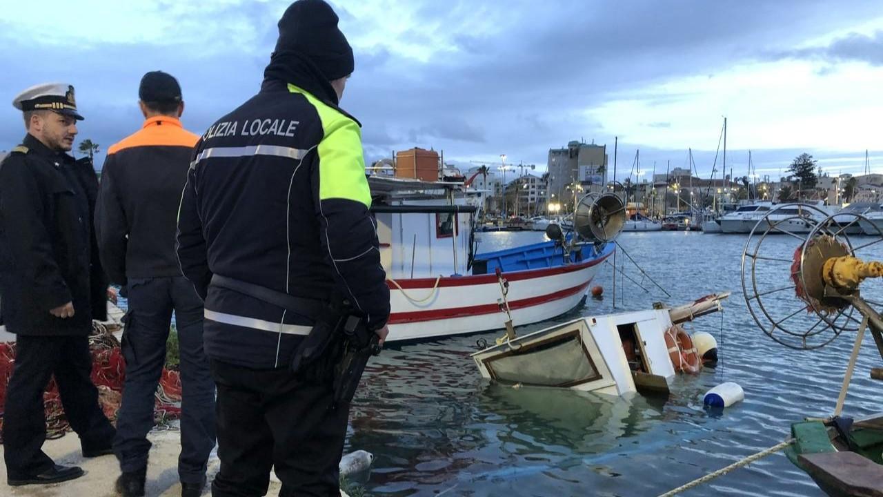 Allarme nelle acque di Alghero: peschereccio affonda in porto