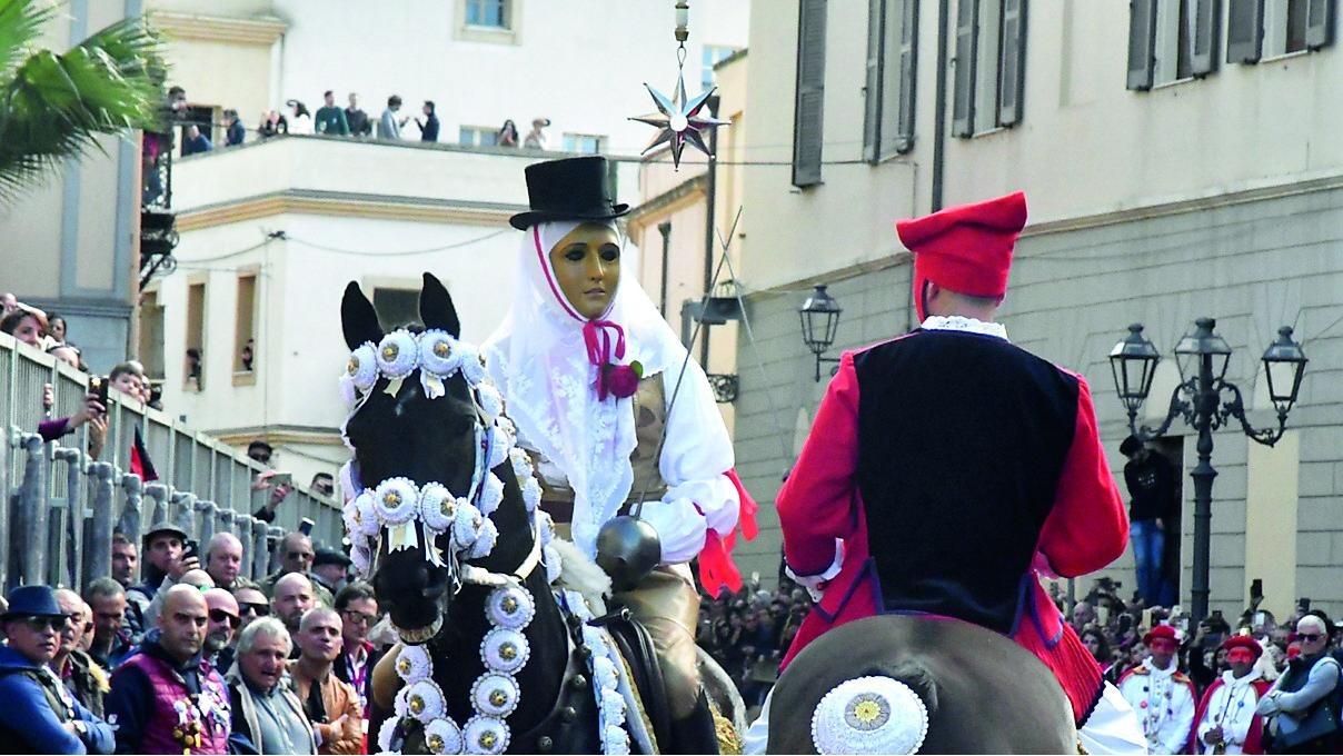 Corsa contro il tempo per salvare la Sartiglia, mentre a Sedilo si corre senza caschi