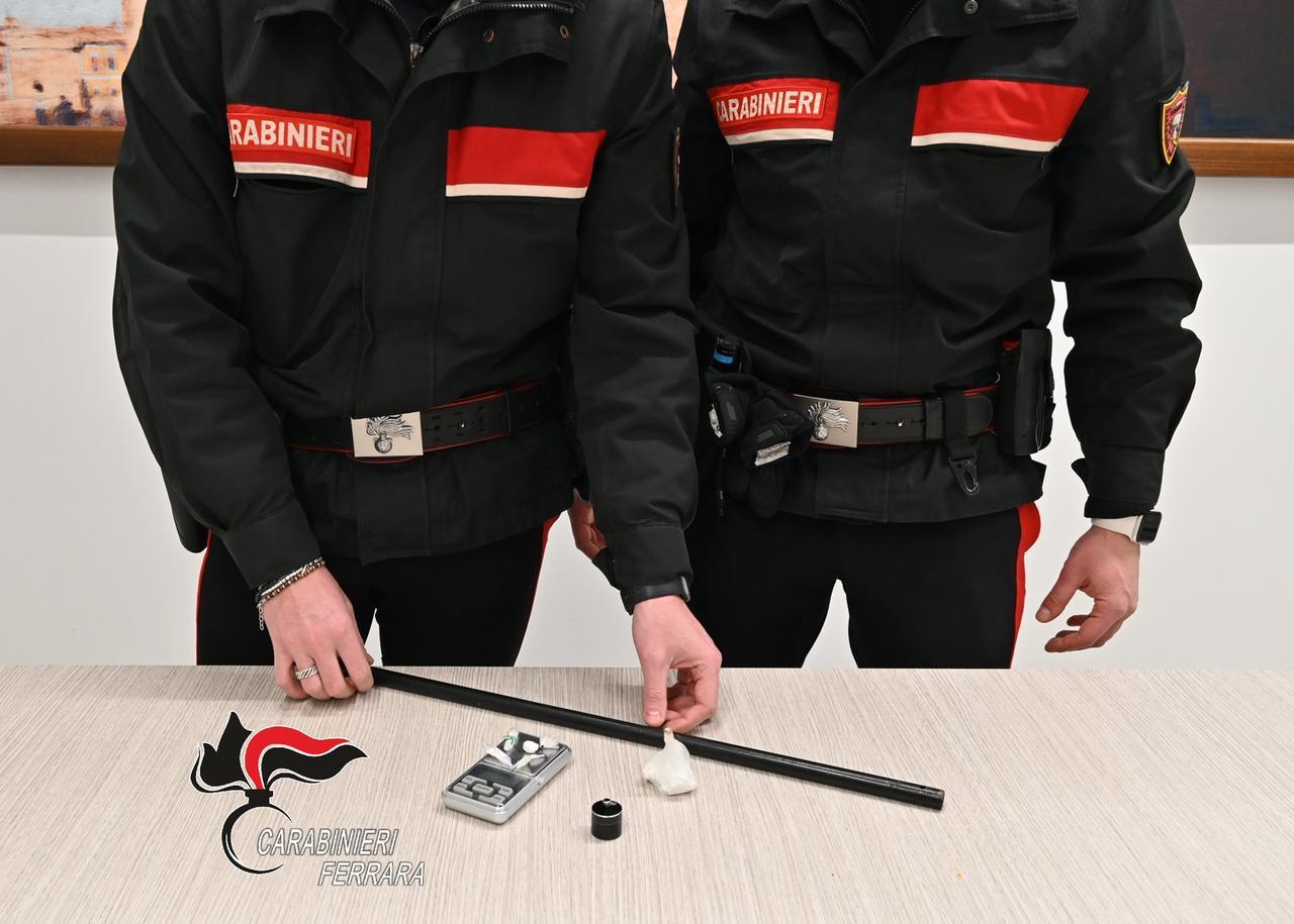 Cocaina e spranga in metallo, 28enne denunciato a Ferrara