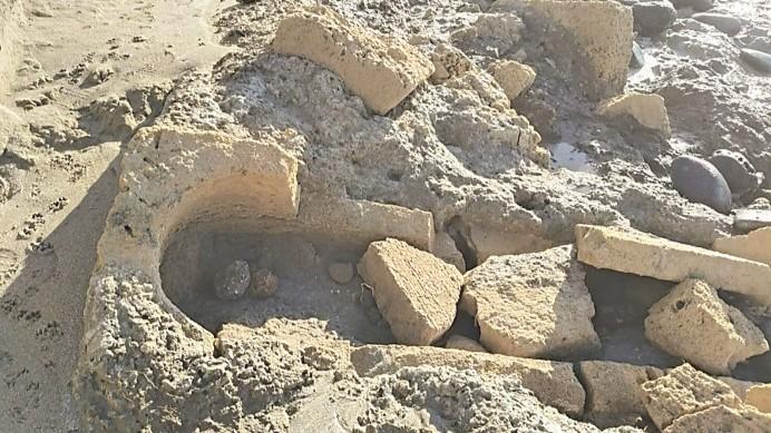 La mareggiata fa riaffiorare i resti dell’antica Tharros