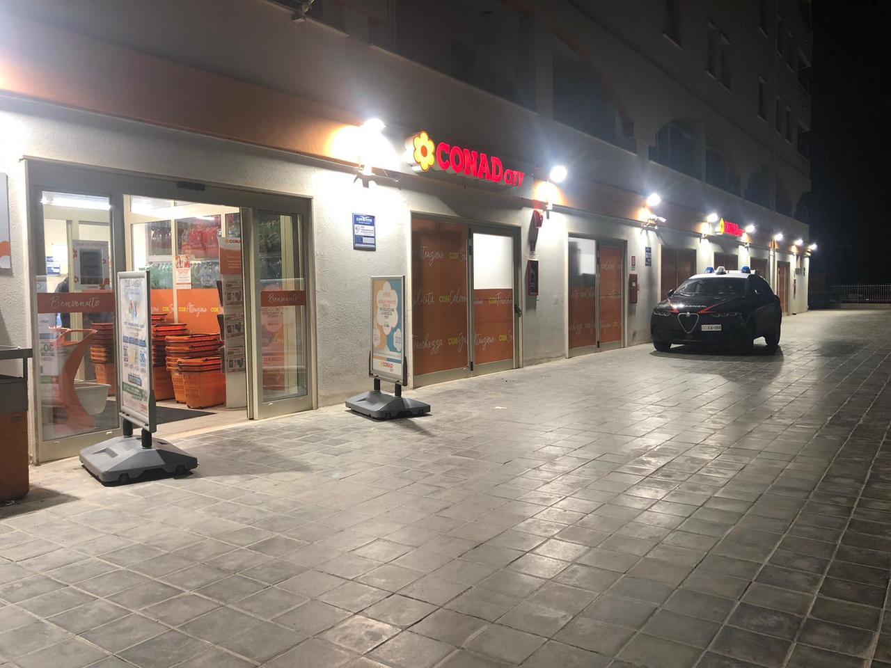 Attimi di terrore in un supermercato ad Alghero, minaccia la cassiera con una pistola poi si dà alla fuga