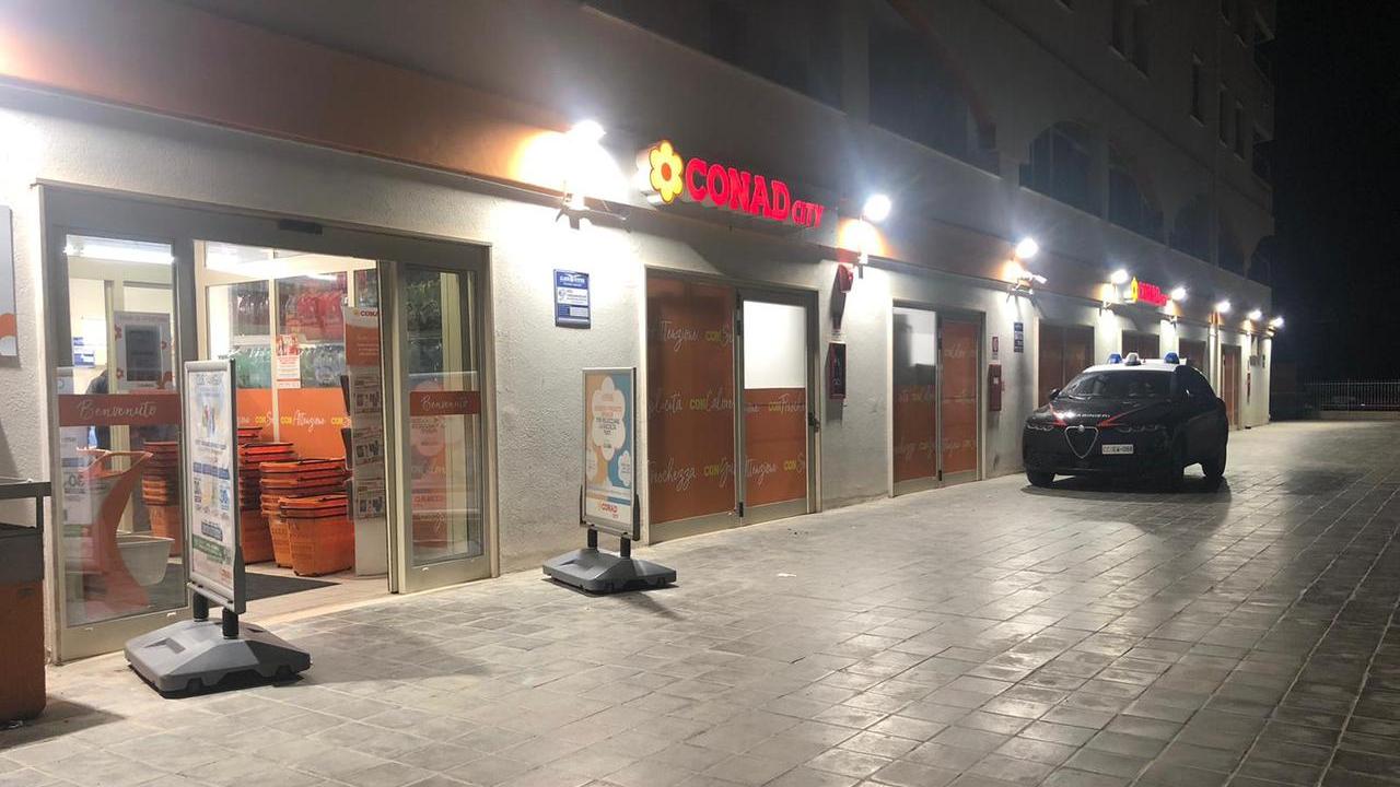 Terrore in un supermercato ad Alghero, minaccia la cassiera con una pistola poi si dà alla fuga con il bottino