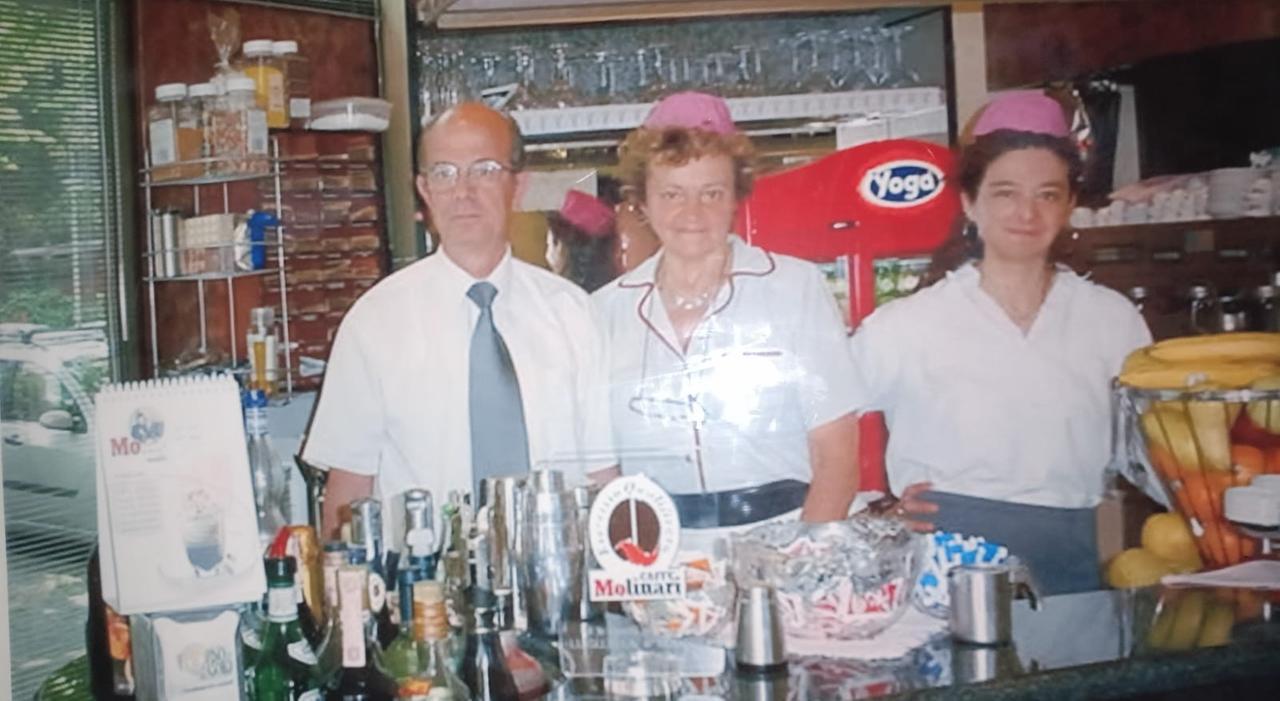 
	La famiglia Paolini dietro al bancone

