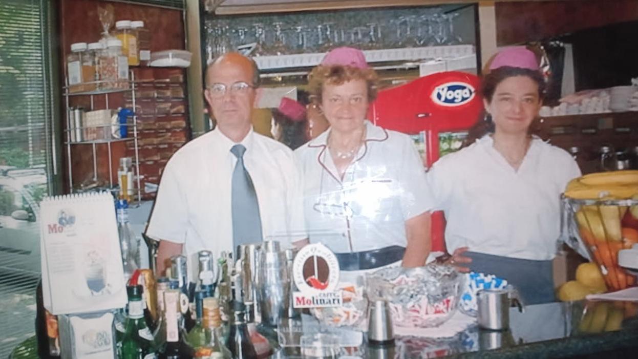 La famiglia Paolini dietro al bancone