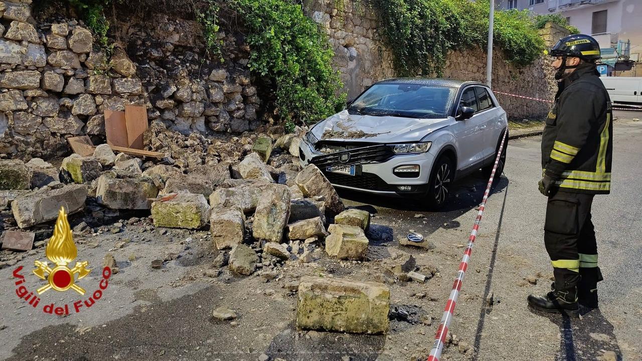 Tragedia sfiorata a Sassari, cede un muro di contenimento: due auto distrutte