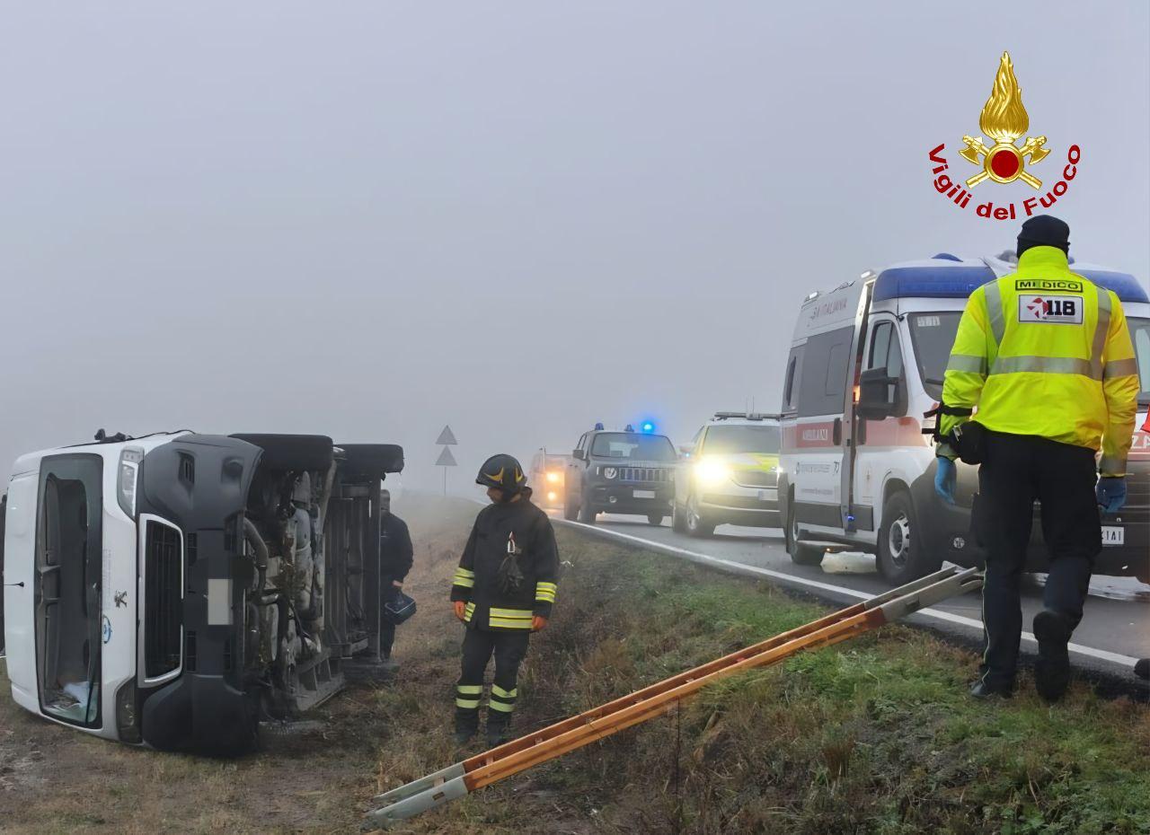 Furgone finisce fuori strada: tre persone ferite