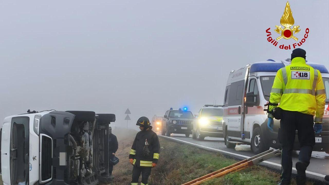 Furgone finisce fuori strada: tre persone ferite