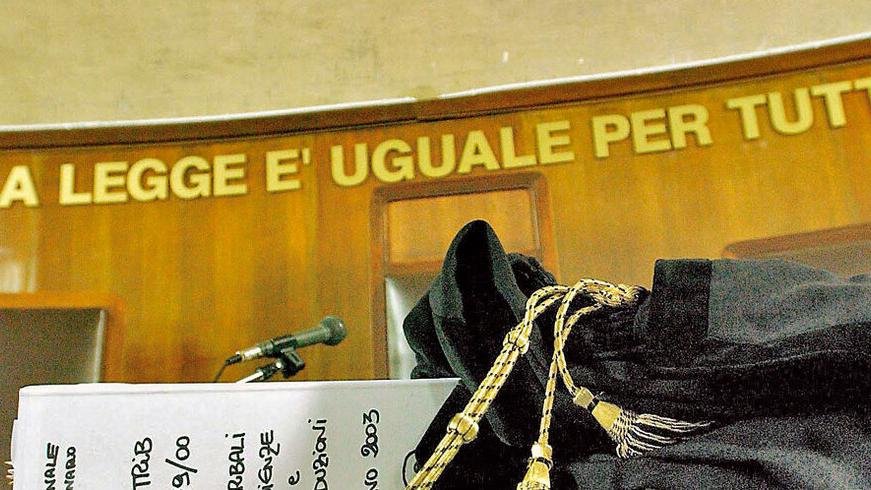 Viareggio, padre sfregia il presunto violentatore della figlia: ora finisce a processo