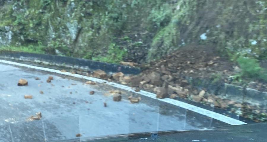 Un’altra frana sull’Ortobene, è allarme tra i residenti: «Basta, abbiamo paura»