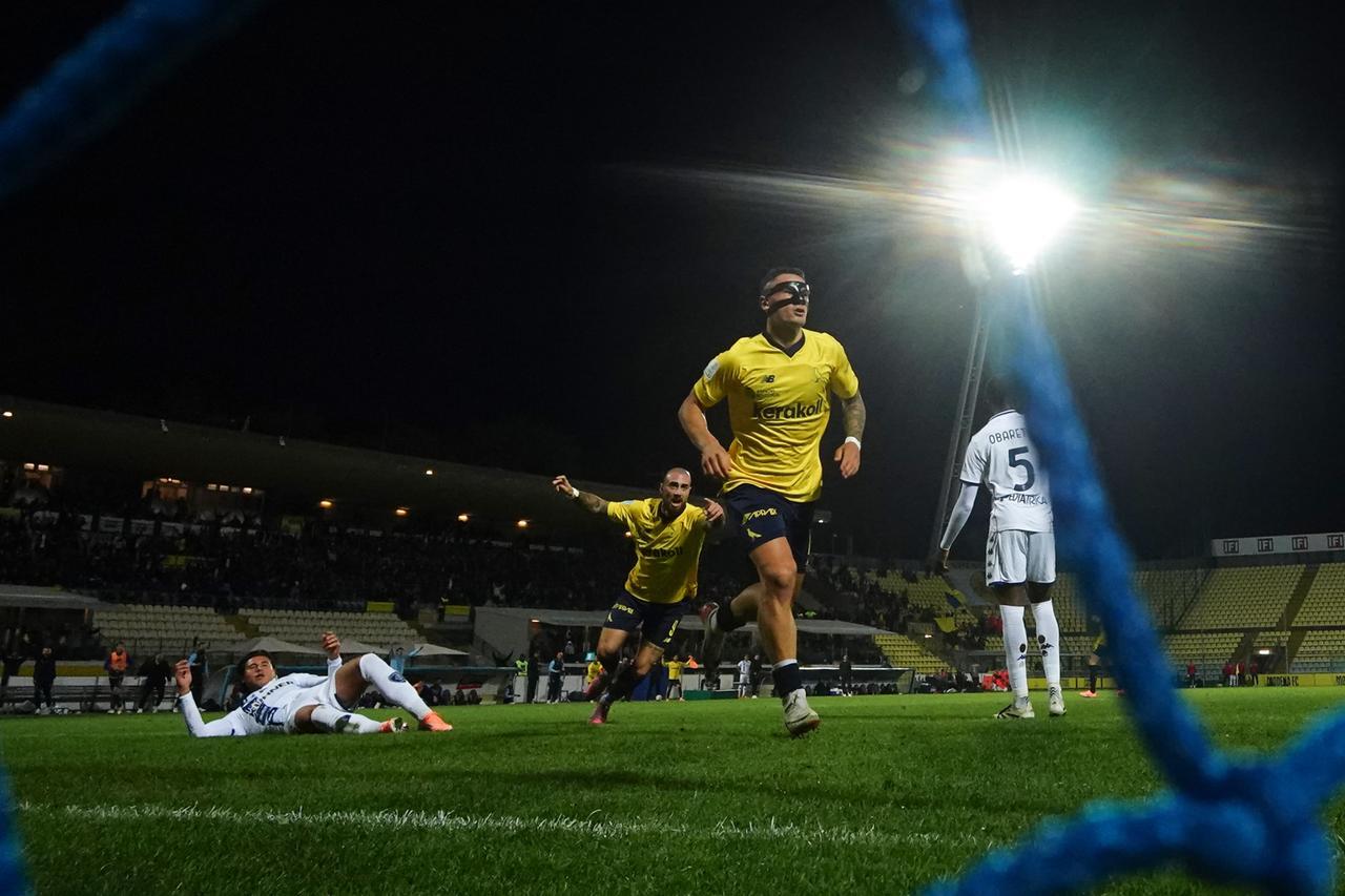 
	Tonoli celebra il 2-1 del Modena in casa con l'Empoli

