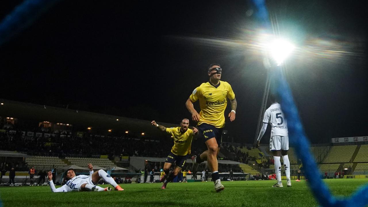 Tonoli celebra il 2-1 del Modena in casa con l'Empoli