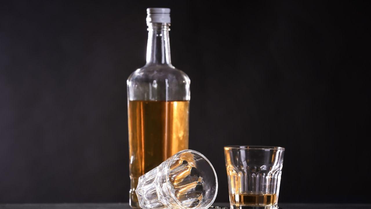 Il ragazzino di accasciato per strada