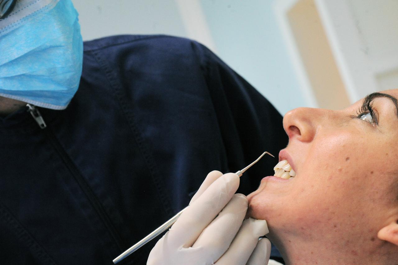 L’intervento dal dentista si trasforma in un incubo: 11 denti sani rimossi e protesi sbagliate, due condanne