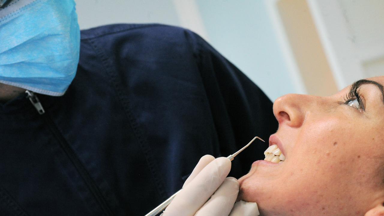 L’intervento dal dentista si trasforma in un incubo: 11 denti sani rimossi e protesi sbagliate, due condanne