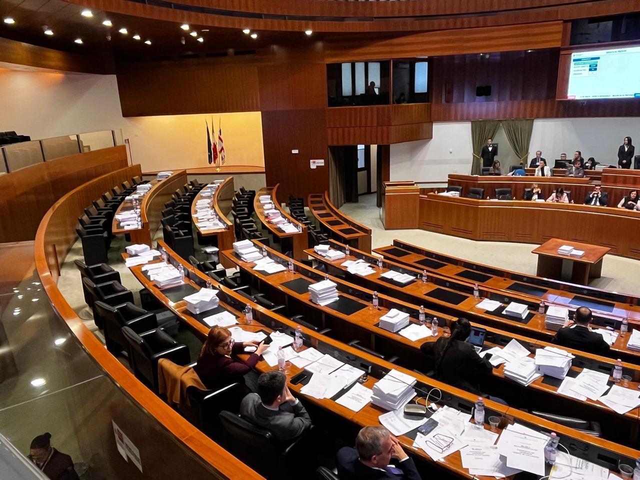 Regione, via libera alla Finanziaria: la minoranza abbandona l’aula