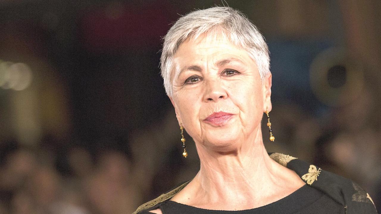 Ottavia Piccolo: «Alain Delon bellissimo ma soprattutto bravo. La Sardegna? Per me luogo di cultura e non di vacanza»