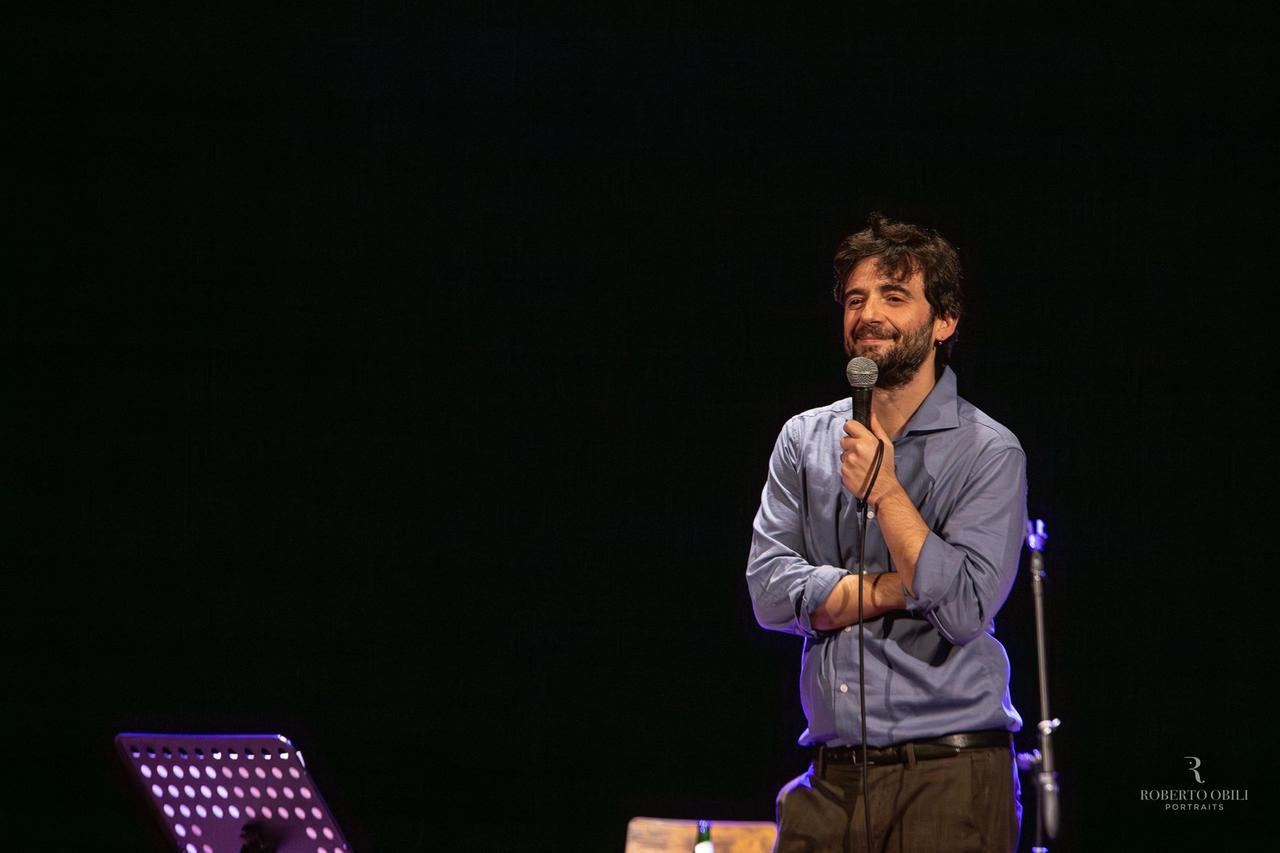 Luca Tramatzu, nuova stella della comicità sarda: «Seguivo casi come Quirra, ora rido su tutto per sopravvivere»