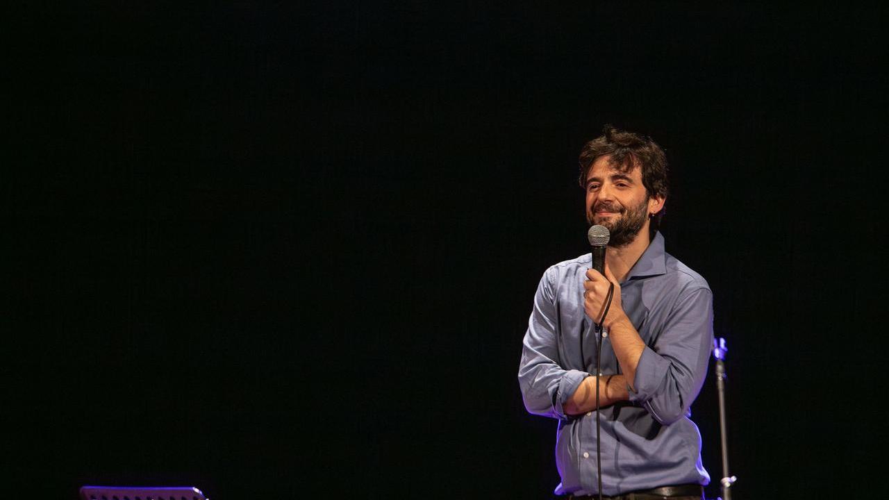 Luca Tramatzu, nuova stella della comicità sarda: «Seguivo casi come Quirra, ora rido su tutto per sopravvivere»