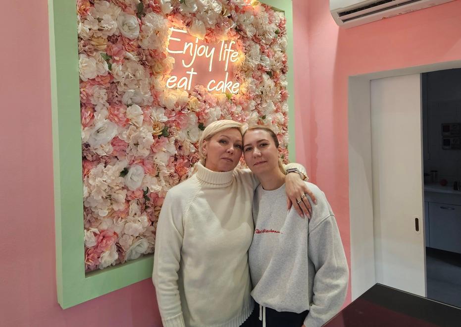 Torte, famiglia e tantissimo viola: Lola Bakery accende Ferrara