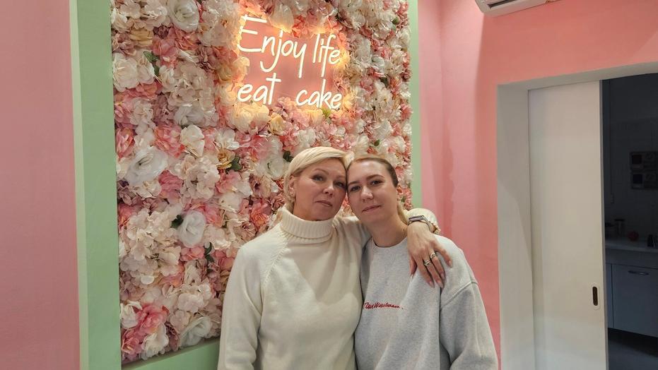 Torte, famiglia e tantissimo viola: Lola Bakery accende Ferrara