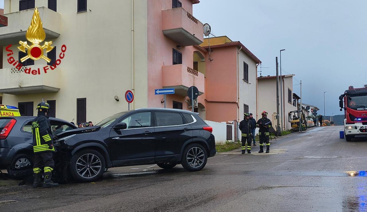 Valledoria, scontro frontale in paese: due persone ferite