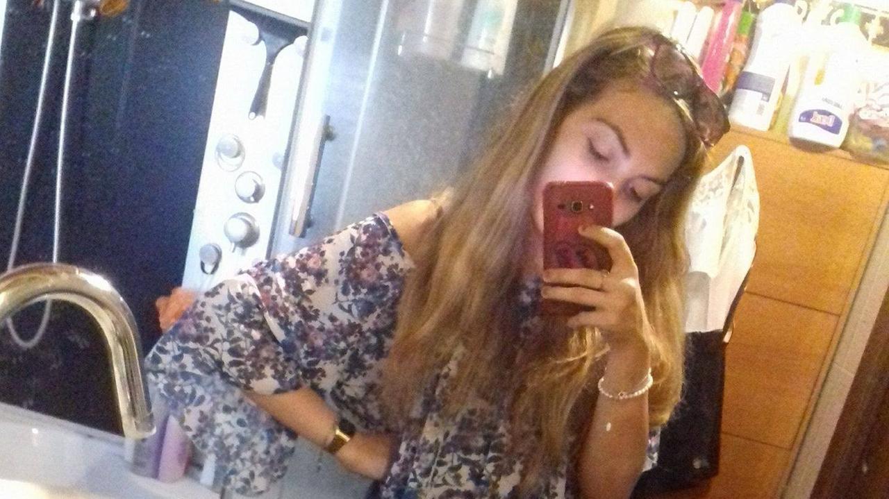 Stroncata da un malore a 23 anni, Sant’Antioco sotto choc per la morte di Elisa Mannai