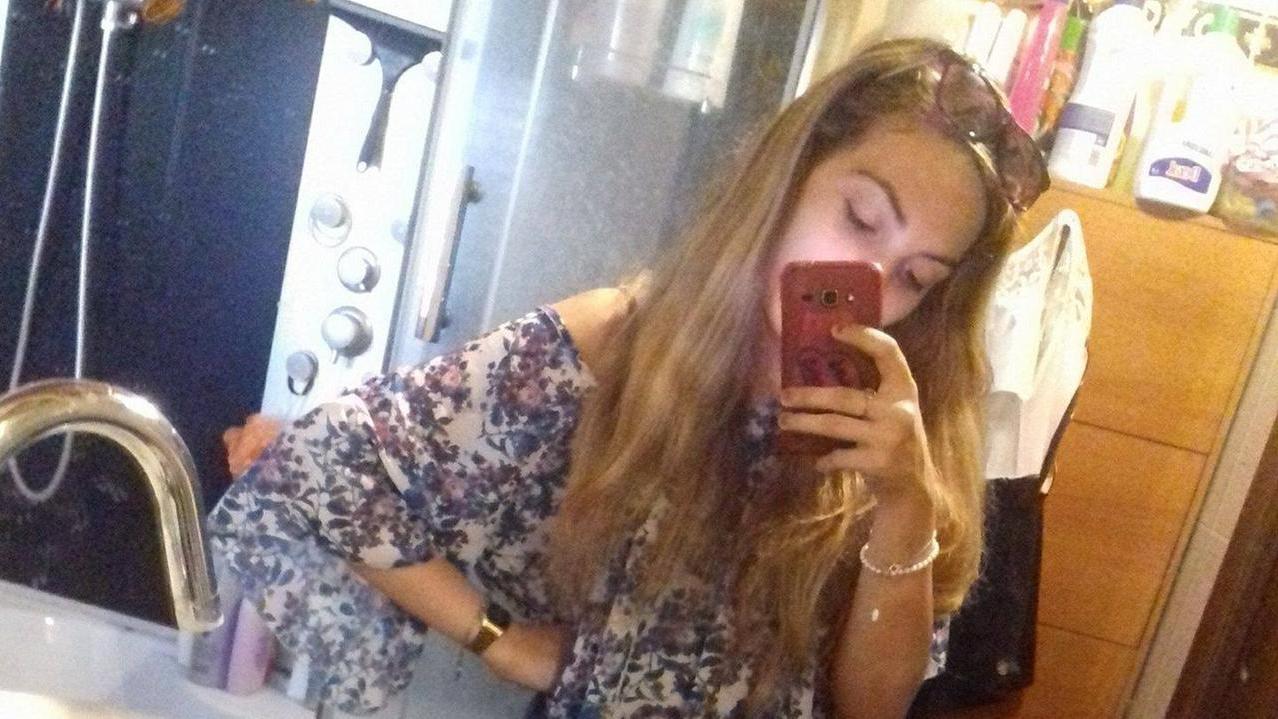 Stroncata da un malore a 23 anni, Sant’Antioco sotto choc per la morte di Elisa Mannai