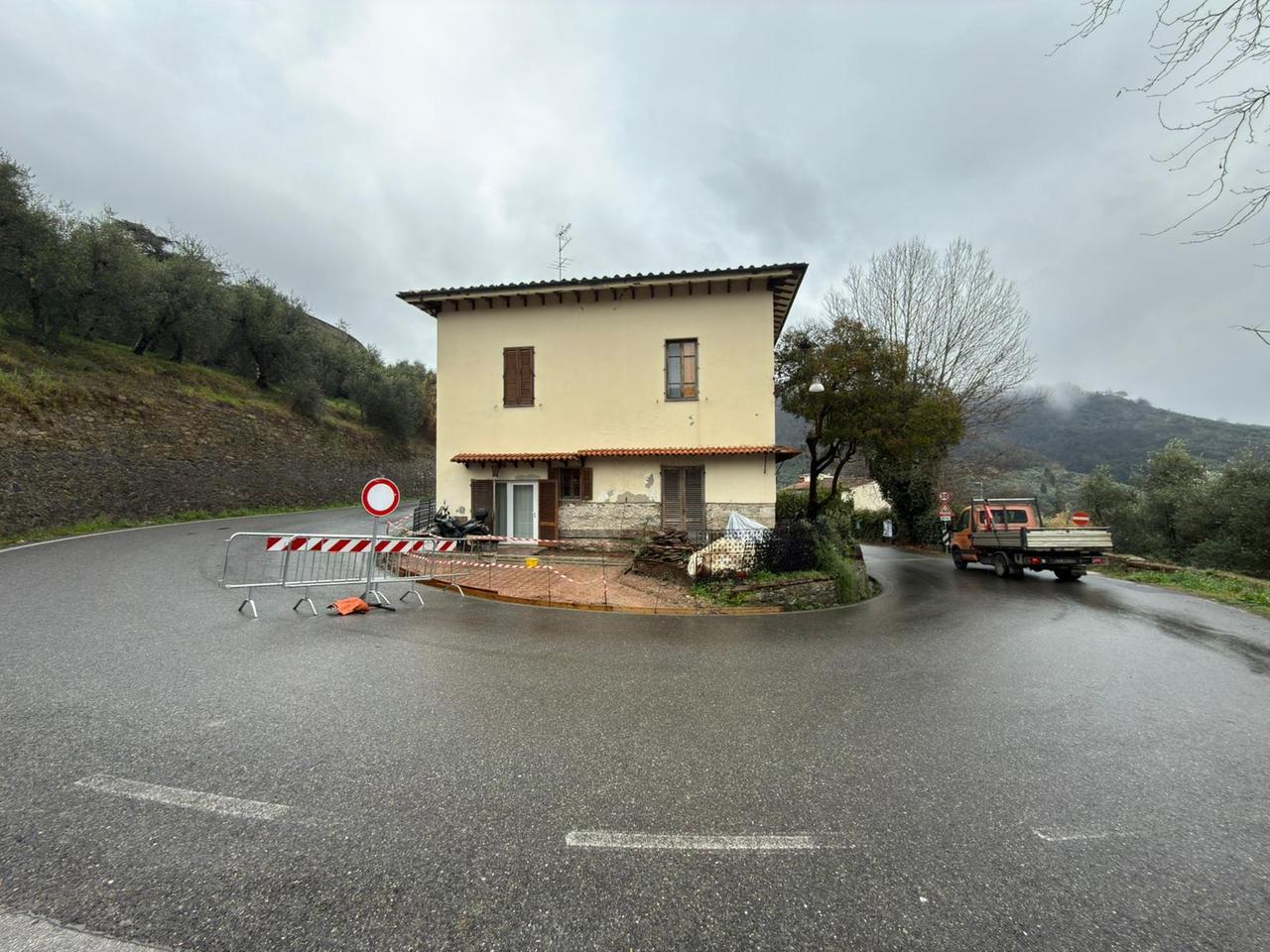 
	Una delle transenne posizionate (foto Nucci)

