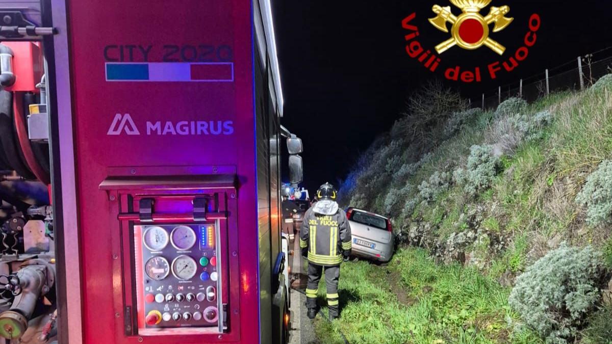 Con l’auto contro un terrapieno sulla 131 Dcn, diversi feriti