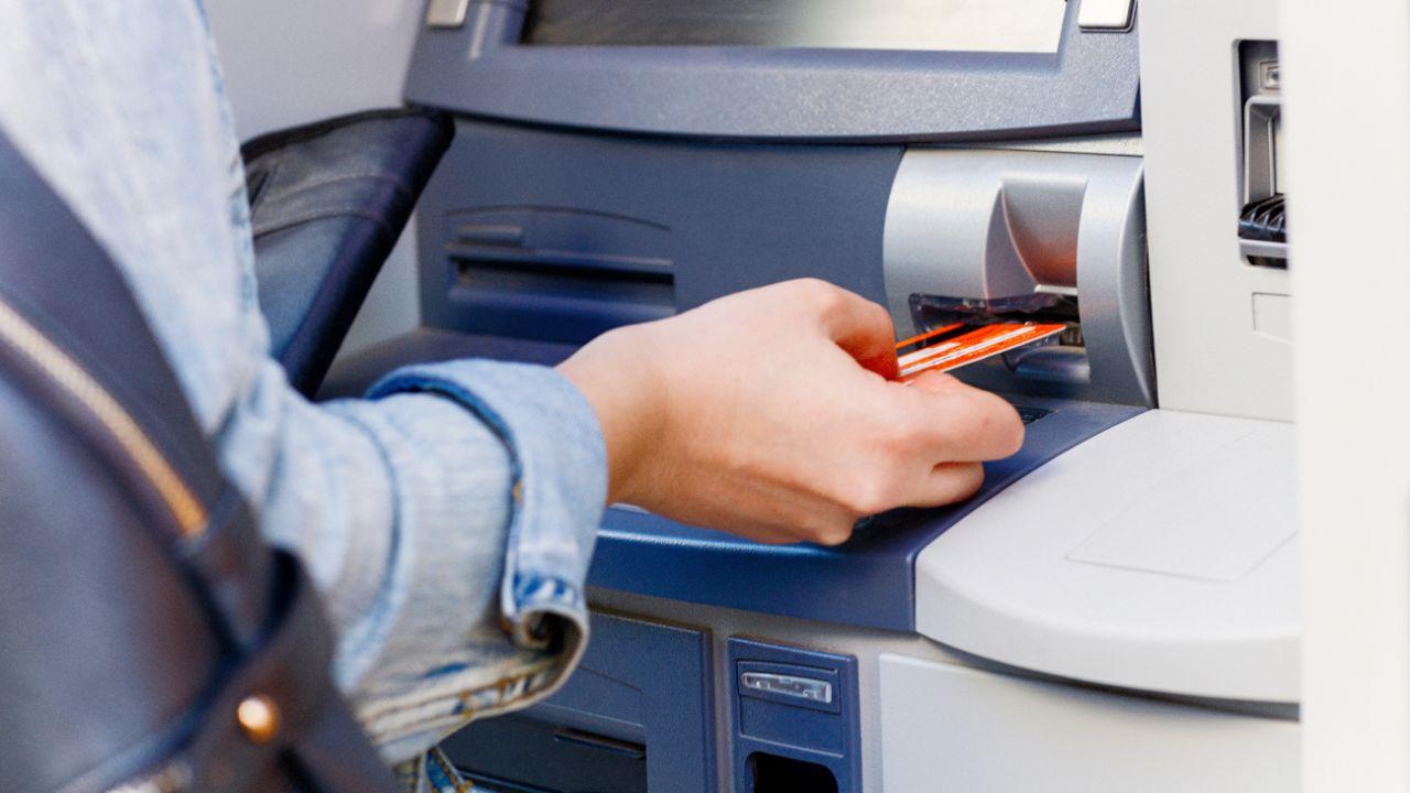 Prelevare al bancomat è sempre più difficile? Nel 2025 chiusi in Italia 516 sportelli e la Toscana è fra le più colpite – I numeri della desertificazione