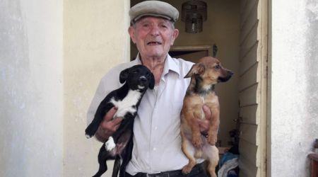 
	Vittorio Lai noto Pistola con i suoi due cagnolini meticci, Albano e Romina

