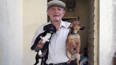 Vittorio Lai noto Pistola con i suoi due cagnolini meticci, Albano e Romina