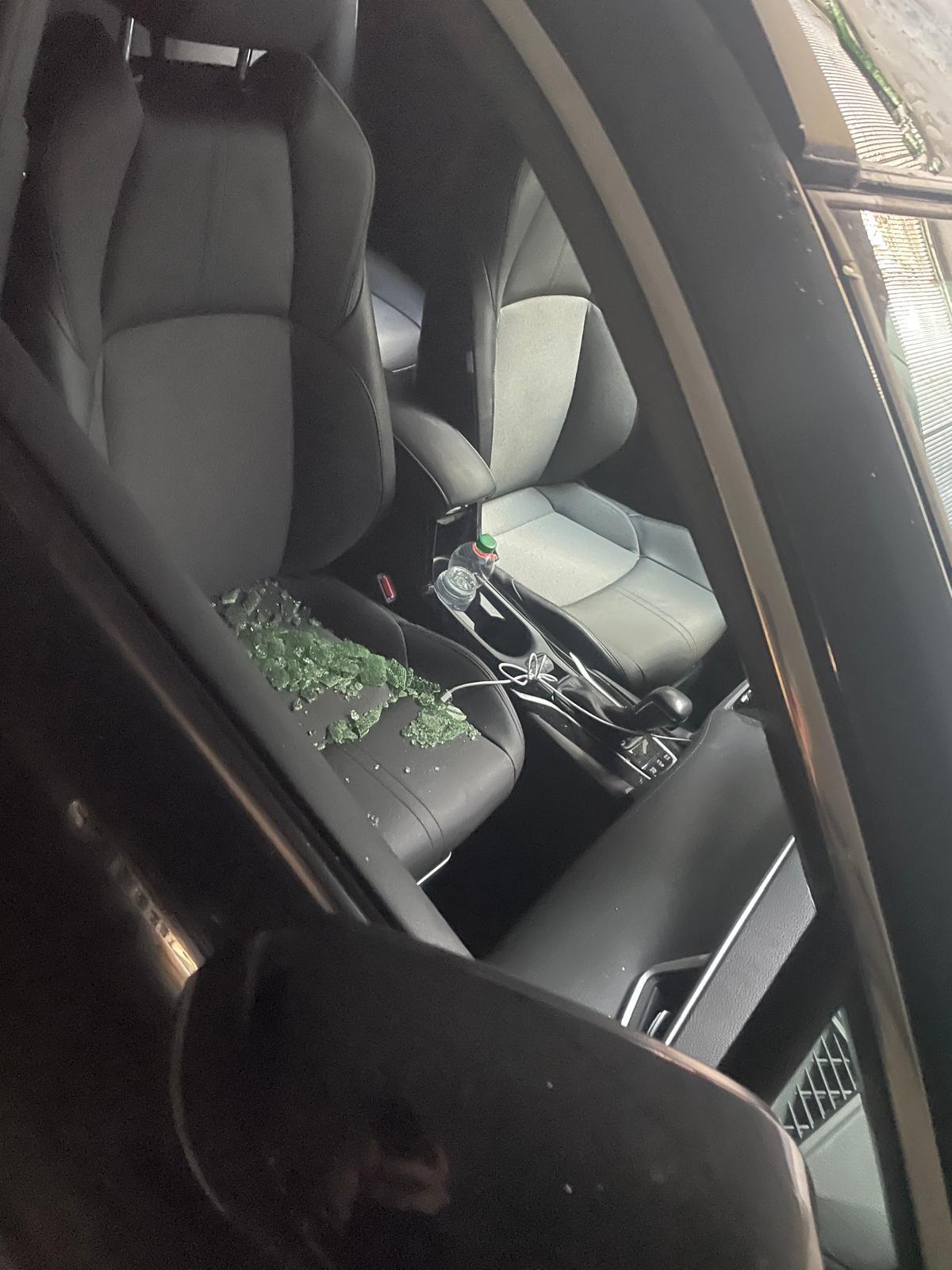 Trova l’auto con un finestrino spaccato e un uomo che ci dorme dentro