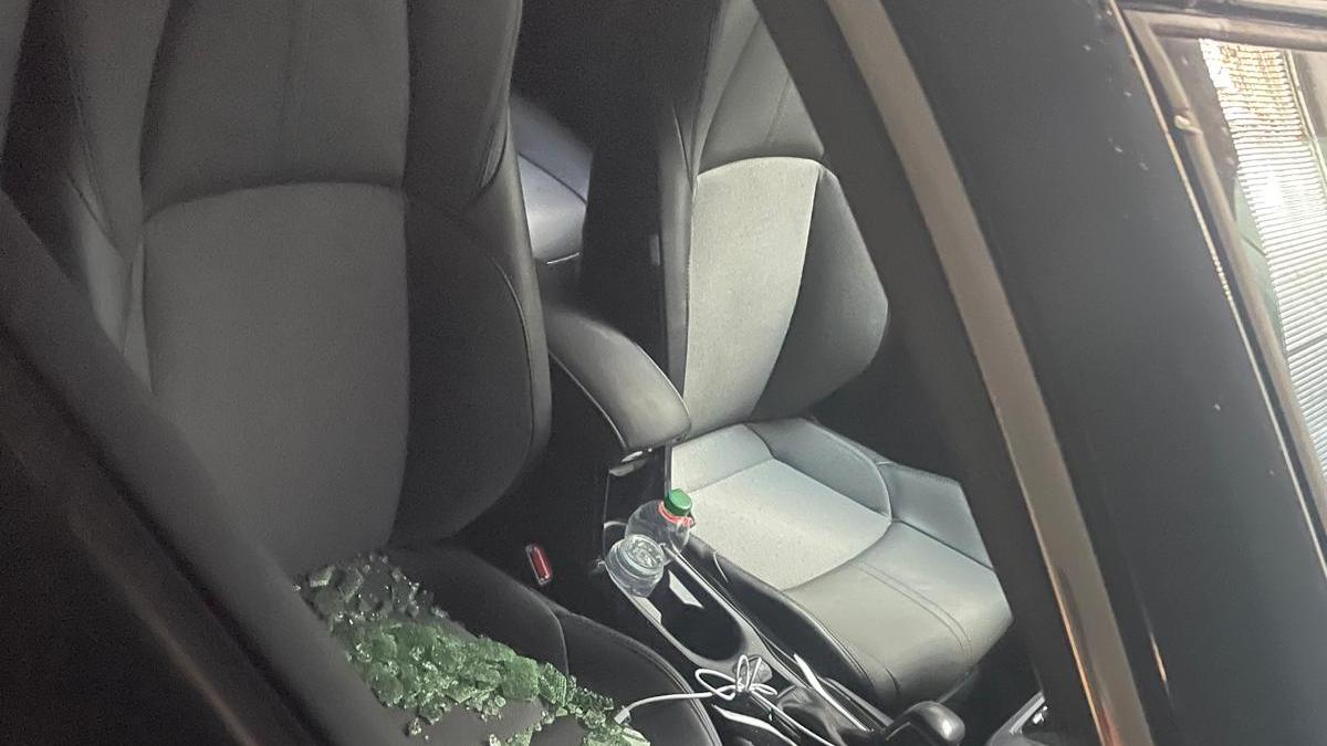 Trova l’auto con un finestrino spaccato e un uomo che ci dorme dentro