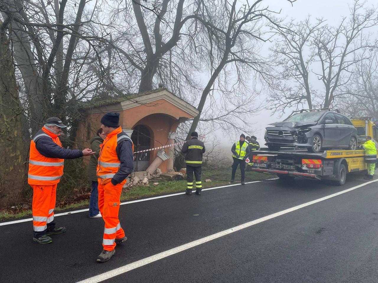 Vola con l’auto contro l’edicola votiva