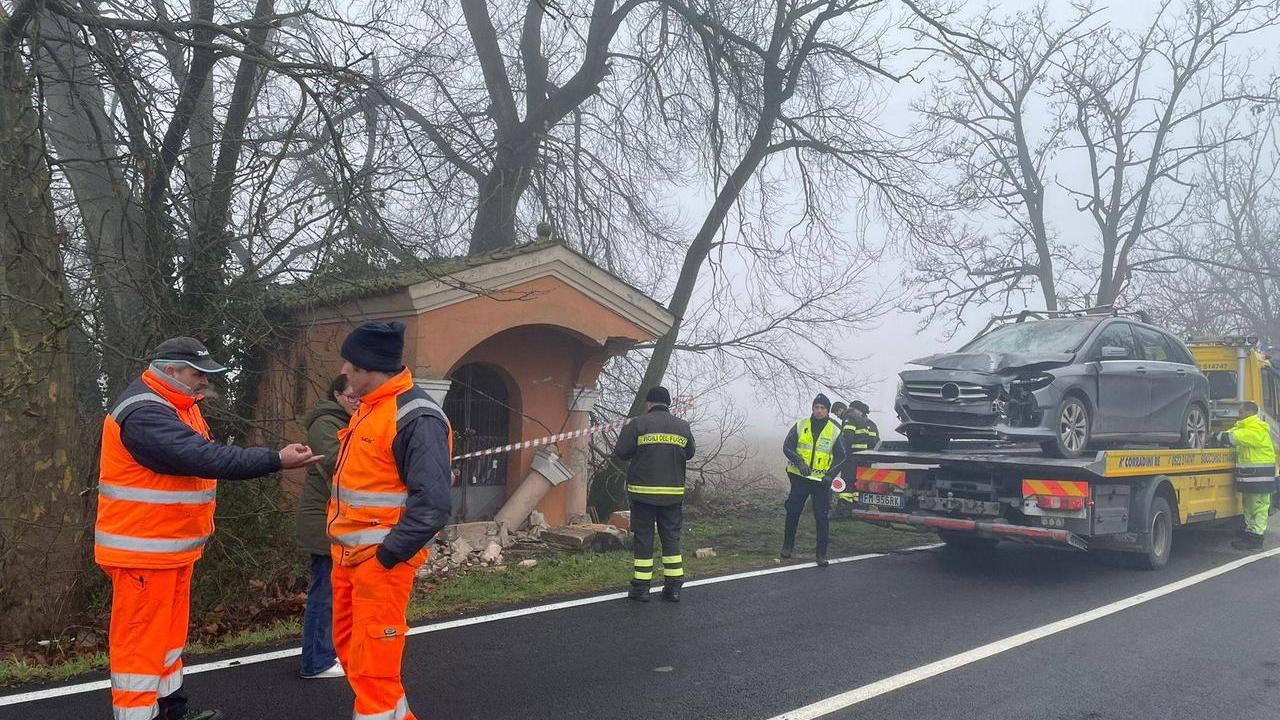 Vola con l’auto contro l’edicola votiva