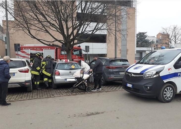 Bimba di 2 anni resta chiusa in auto, liberata dai vigili del fuoco